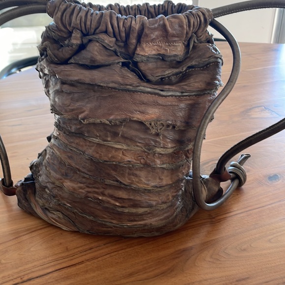 Axel’s - Mochila Leather Ruffle Drawstring Bag in Olive - Picture 3 of 9